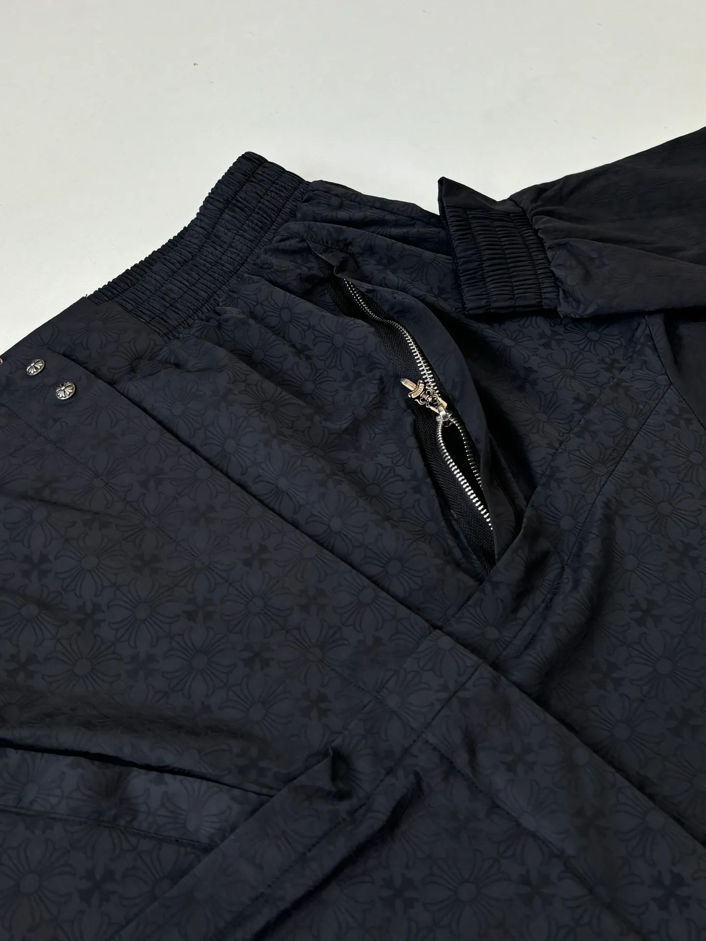 P650 Chrome Hearts*/Chrome Hearts 25Fw new all-over printed dark pattern zipper jacket Customized phantom floral silk woven fabric with excellent texture, comfortable and close to the skin, with obsidian black as the main tone, like star trails under the night, encountering the CH pattern covering the body, derived from the brand's profound cultural heritage, quietly emerging in a looming manner, dark pattern aesthetics, rebellious compatibility, low-key edge, full of recognition Interpretation of unparalleled fashion style, casual sophistication, making every touch a ceremonial experience. Process 1: Fabric jacquard technology. By weaving the full CH dark jacquard texture technology on the surface of the fabric, controlling the interweaving of warp and weft lines, precisely controlling the interweaving density and tension of the yarn to make it more three-dimensional. Process 2: Using glue printing. The printing has been modified three times with the film screen. Use glue liquid paint to print the pattern on the fabric. Bake the fabric to fix the printing pattern. Technique 3: Infrared positioning cutting machine. The precise positioning of materials is achieved through infrared emitters and infrared receivers. The accuracy can reach the micron level, thereby meeting the effect of high-precision cutting of alignment and striping. Process 4: The fabrics are washed and have a better hand feel and texture. They are not easy to deform, not easy to shrink, not easy to fade, and maintain long-term beauty. Size: S/M/L/XL